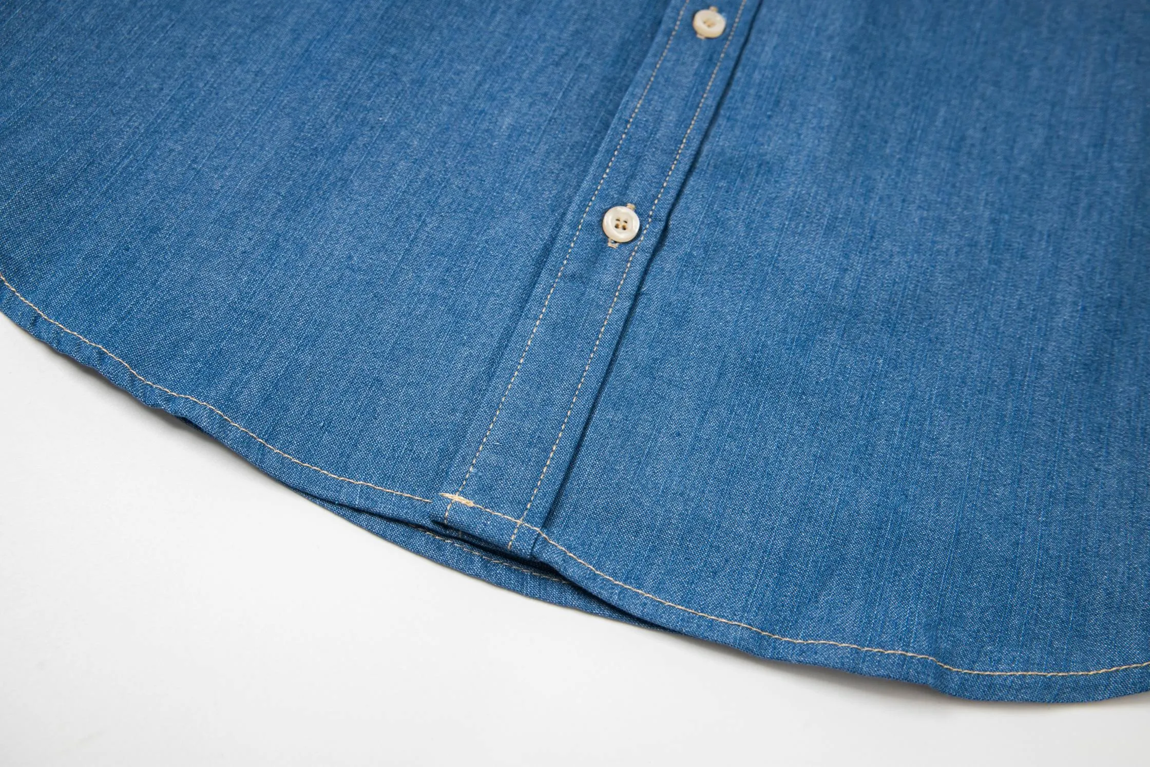 🅿️250 New: Style number: B115 Ralph Lauren/Ralph Lauren classic color small label couple's washed denim long-sleeved shirt 1️⃣ Made of high-quality denim fabric, the upper body is soft and comfortable, extremely delicate, has a solid, smooth and soft feel, and the fabric does not wrinkle, and the feel is invincible. The details are handled perfectly! 2️⃣Adopting the washing process, the workmanship details are perfectly controlled. They are all hemmed with vest technology, and the inside of the sleeves are also different. Different from the four-needle and five-thread workmanship, the collar is also designed with interlining, which shows high-end fashion and individuality. The style is fashionable, simple and elegant! 3️⃣It is very youthful and energetic, and can be easily worn by both men and women. It is very in line with the fashion aesthetic concepts of today's young people! Color: light blue, dark blue Size: S, M, L, XL